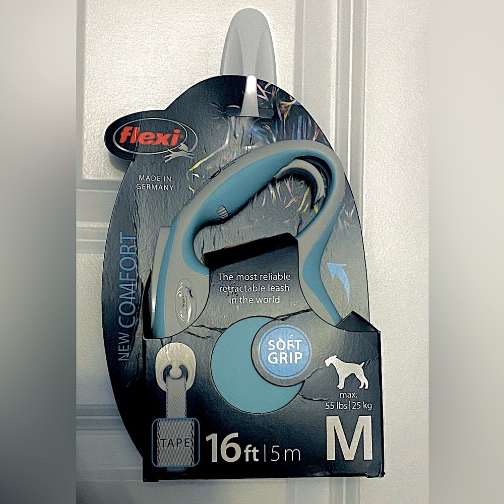 Flexi Retractable dog leash 
 Size: Medium 55lbs
NEVER USED & STILL IN BOX